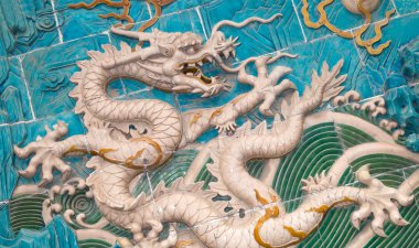 ejderha heykeli. beihai park, Pekin, Çin'de dokuz-ejderha duvar (jiulongbi). 1756 ce duvar inşa edildi