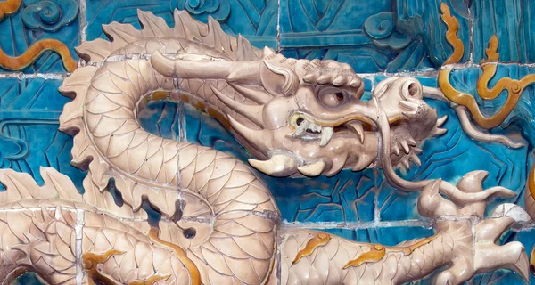 Drake skulptur. den nio-dragon wall (jiulongbi) på beihai park, Peking, Kina. muren byggdes 1756 ce — Stockfoto