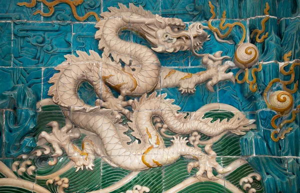 Drake skulptur. den nio-dragon wall (jiulongbi) på beihai park, Peking, Kina. muren byggdes 1756 ce — Stockfoto