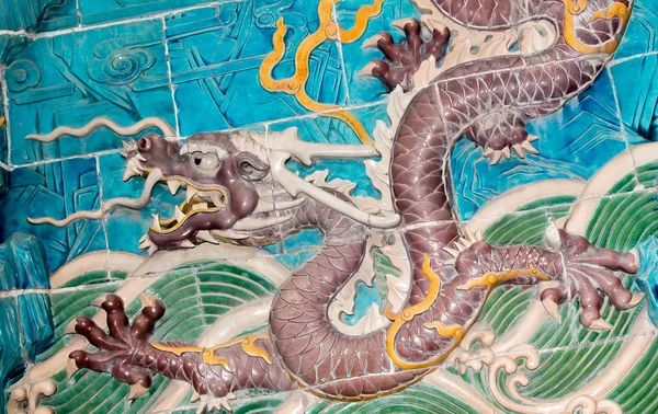 Escultura de dragão. The Nine-Dragon Wall (Jiulongbi) at Beihai park, Beijing, China. A parede foi construída em 1756 dC — Fotografia de Stock