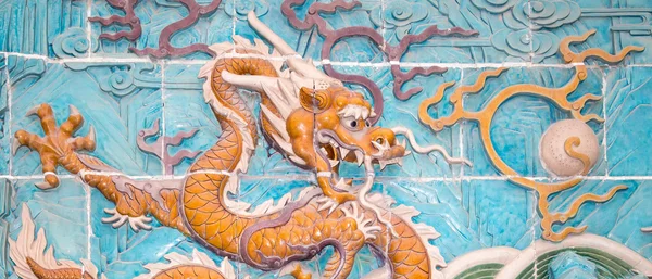 Drake skulptur. den nio-dragon wall (jiulongbi) på beihai park, Peking, Kina. muren byggdes 1756 ce — Stockfoto