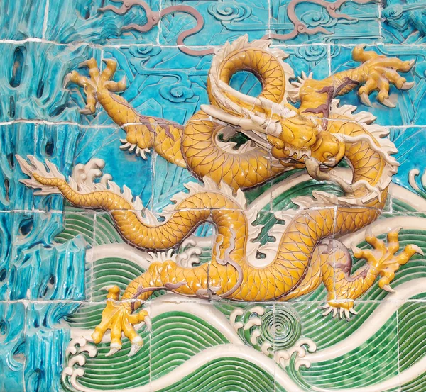 龙雕塑。在北海公园，北京，中国的九条龙墙 （jiulongbi）。长城始建于 1756 ce — 图库照片