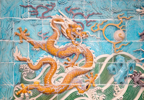 龙雕塑。在北海公园，北京，中国的九条龙墙 （jiulongbi）。长城始建于 1756 ce — 图库照片