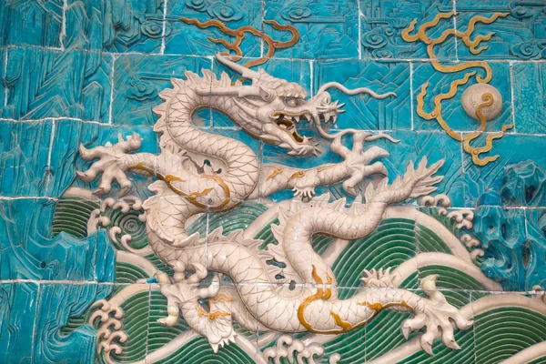 용 조각입니다. 베이하이, 베이징, 중국에서 9 용 벽 (jiulongbi). 벽은 1756 ce에 지어진 — 스톡 사진