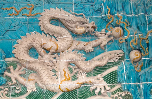 Dragon sculpture. The Nine-Dragon Wall (Jiulongbi) at Beihai park, Beijing, China. The wall was built in 1756 CE — Stock Photo, Image