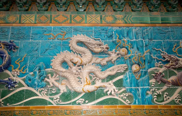 Escultura de dragão. The Nine-Dragon Wall (Jiulongbi) at Beihai park, Beijing, China. A parede foi construída em 1756 dC — Fotografia de Stock