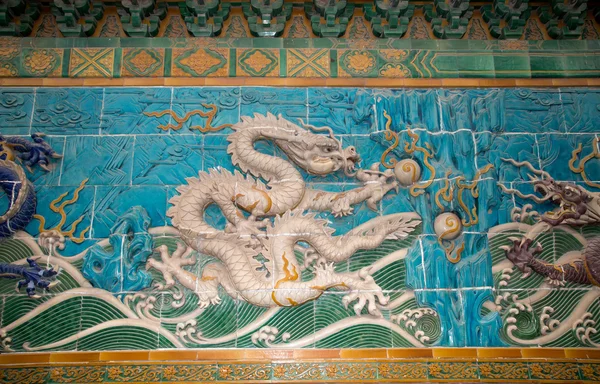 Drachenskulptur. die Neun-Drachen-Mauer (jiulongbi) im Beihai-Park, Peking, China. Die Mauer wurde 1756 erbaut. — Stockfoto