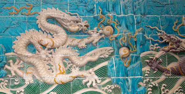 Dragon sculpture. The Nine-Dragon Wall (Jiulongbi) at Beihai park, Beijing, China. The wall was built in 1756 CE — Stock Photo, Image