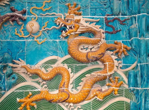 Drake skulptur. den nio-dragon wall (jiulongbi) på beihai park, Peking, Kina. muren byggdes 1756 ce — Stockfoto