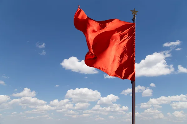 Banderas rojas en la Plaza de Tiananmen es una gran plaza de la ciudad en el centro de Beijing, China —  Fotos de Stock