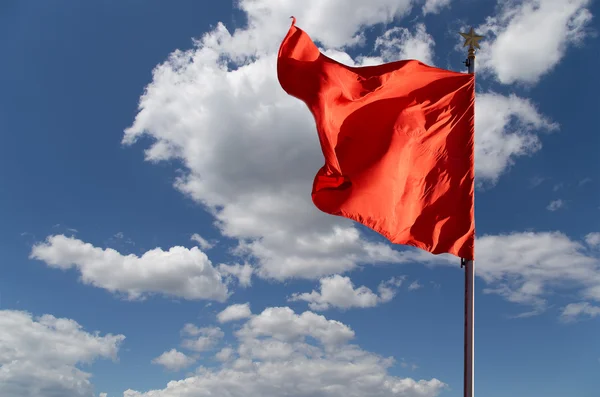 Banderas rojas en la Plaza de Tiananmen es una gran plaza de la ciudad en el centro de Beijing, China —  Fotos de Stock