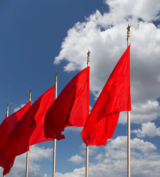 Drapeaux rouges sur la place Tiananmen est une grande place de la ville dans le centre de Pékin, en Chine — Photo