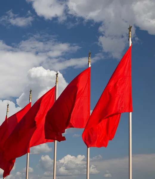 Drapeaux rouges sur la place Tiananmen est une grande place de la ville dans le centre de Pékin, en Chine — Photo