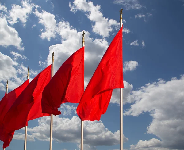 Красные флаги на площади Тяньаньмэнь - это большая городская площадь в центре Пекина, Китай — стоковое фото
