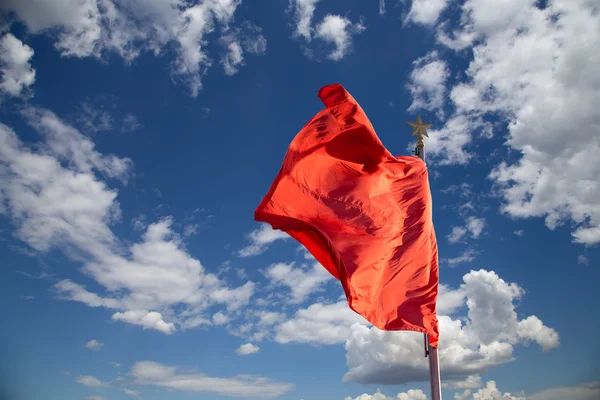 Drapeaux rouges sur la place Tiananmen est une grande place de la ville dans le centre de Pékin, en Chine — Photo