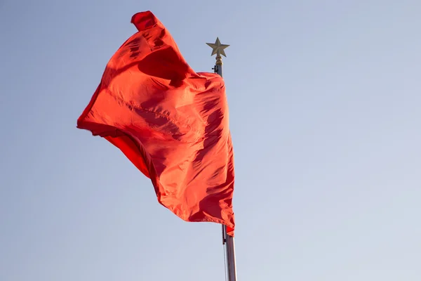 Kırmızı bayraklar tiananmen meydanında--olan büyük şehir Meydanı Merkezi Pekin, Çin — Stok fotoğraf