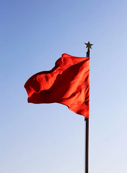 ธงแดงบนสแควร์เทียนันเมน เป็นสแควร์เมืองใหญ่ใจกลางปักกิ่ง ประเทศจีน — ภาพถ่ายสต็อก