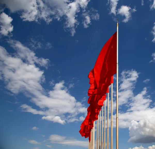Червоні прапори на площі Тяньаньмень - це великі площі в центрі Пекіна, Китай — стокове фото