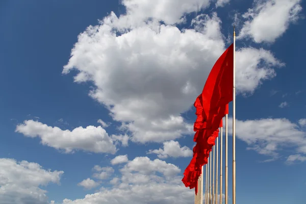 Kırmızı bayraklar tiananmen meydanında--olan büyük şehir Meydanı Merkezi Pekin, Çin — Stok fotoğraf