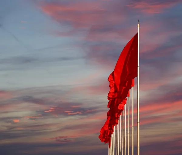 ธงแดงบนสแควร์เทียนันเมน เป็นสแควร์เมืองใหญ่ใจกลางปักกิ่ง ประเทศจีน — ภาพถ่ายสต็อก