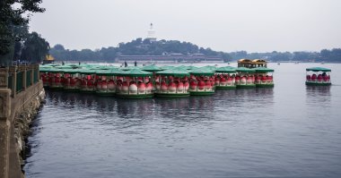 Beihai parkıdır--Pekin yasak şehir kuzeybatısında bir imparatorluk Bahçesi