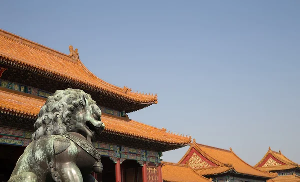 Bronz koruyucu aslan heykeli yasak şehir, Beijing, Çin — Stok fotoğraf