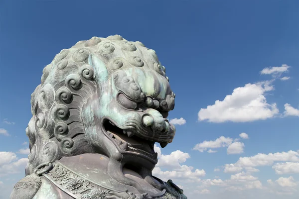 Estátua do Leão Guardião de Bronze na Cidade Proibida, Pequim, China — Fotografia de Stock