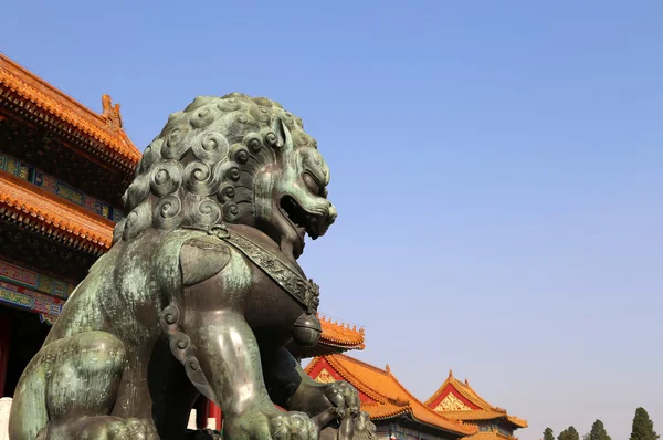 Bronzová Guardian socha lva v zakázaném městě, Peking, Čína — Stock fotografie