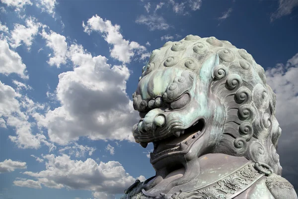 Estátua do Leão Guardião de Bronze na Cidade Proibida, Pequim, China — Fotografia de Stock