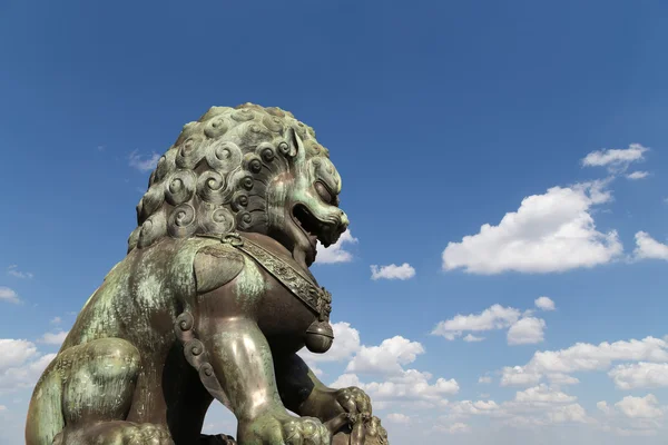 Estátua do Leão Guardião de Bronze na Cidade Proibida, Pequim, China — Fotografia de Stock