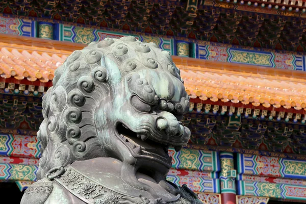 Bronzen Guardian Lion standbeeld in de verboden stad, Peking, China — Stockfoto