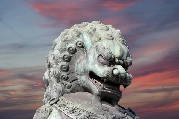 Brons Guardian lejonet statyn i den förbjudna staden, Peking, Kina — Stockfoto