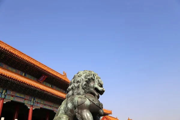 Estátua do Leão Guardião de Bronze na Cidade Proibida, Pequim, China — Fotografia de Stock