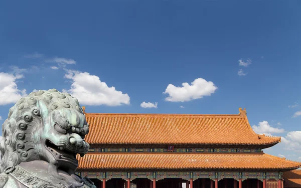 Bronzen Guardian Lion standbeeld in de verboden stad, Peking, China — Stockfoto