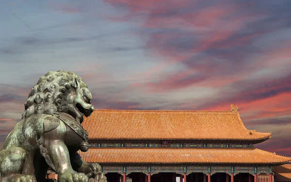Χάλκινο Guardian λιοντάρι άγαλμα στην απαγορευμένη πόλη, Πεκίνο, Κίνα — Φωτογραφία Αρχείου