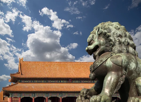 Bronzene Wächterlöwenstatue in der verbotenen Stadt Peking, China — Stockfoto