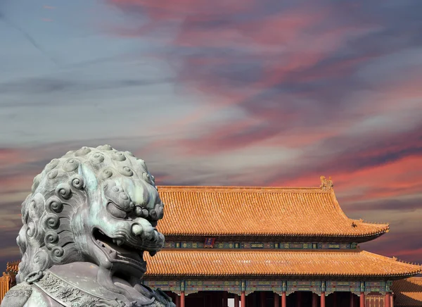 Estatua de León Guardián de Bronce en la Ciudad Prohibida, Beijing, China — Foto de Stock