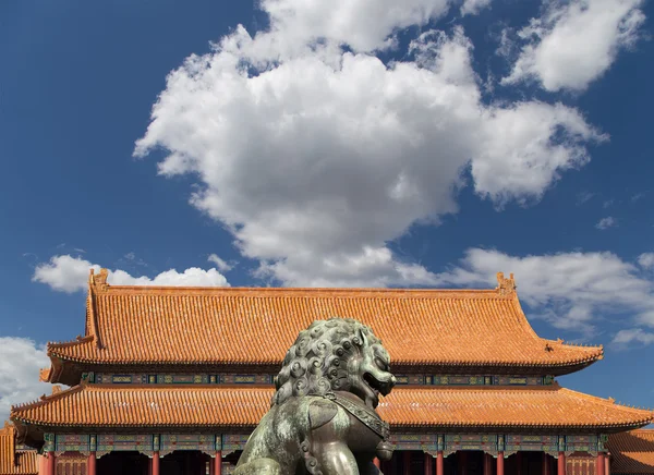Bronzene Wächterlöwenstatue in der verbotenen Stadt Peking, China — Stockfoto