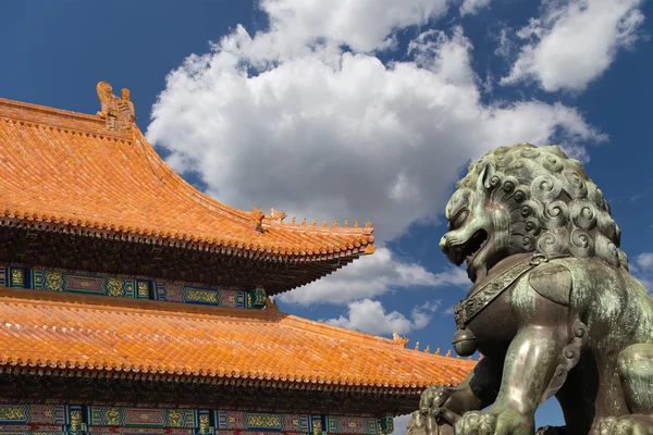 Bronzen Guardian Lion standbeeld in de verboden stad, Peking, China — Stockfoto