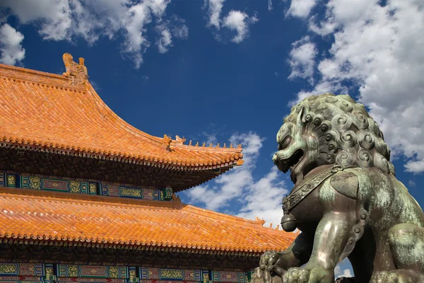 Bronzene Wächterlöwenstatue in der verbotenen Stadt Peking, China — Stockfoto