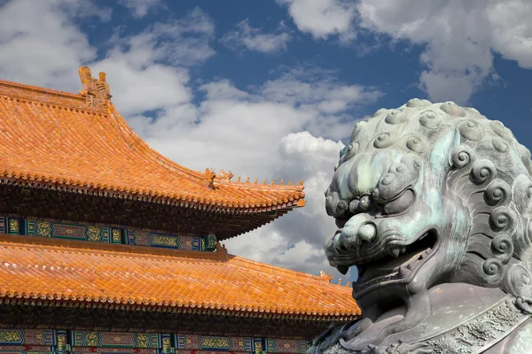 Statua del Leone Guardiano di Bronzo nella Città Proibita, Pechino, Cina — Foto Stock
