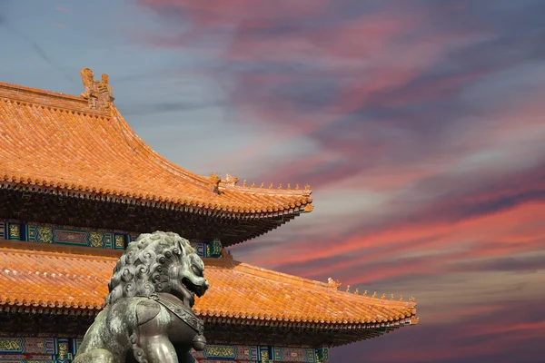 Statue du lion gardien en bronze dans la Cité interdite, Pékin, Chine — Photo