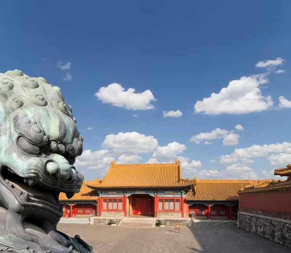 Bronzene Wächterlöwenstatue in der verbotenen Stadt Peking, China — Stockfoto