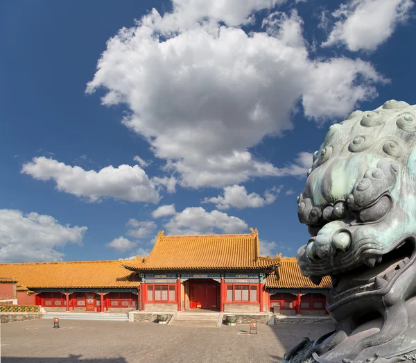 Bronzene Wächterlöwenstatue in der verbotenen Stadt Peking, China — Stockfoto