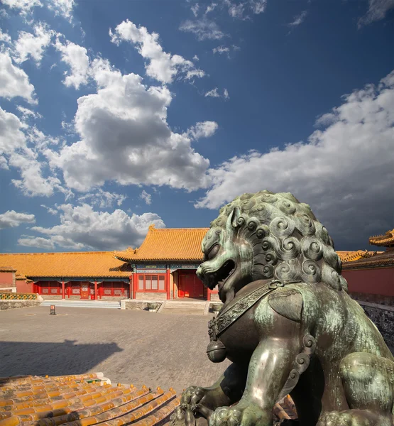 Statue du lion gardien en bronze dans la Cité interdite, Pékin, Chine — Photo