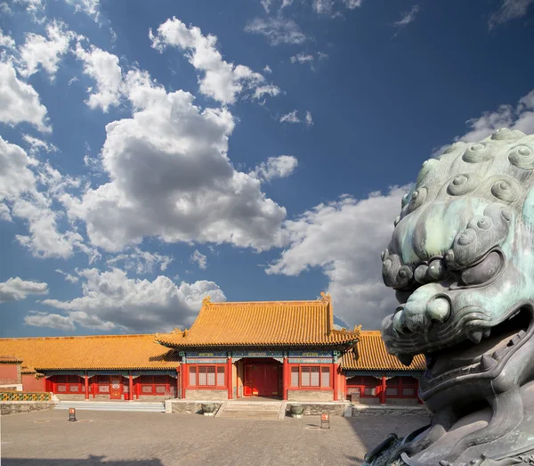 Statua del Leone Guardiano di Bronzo nella Città Proibita, Pechino, Cina — Foto Stock
