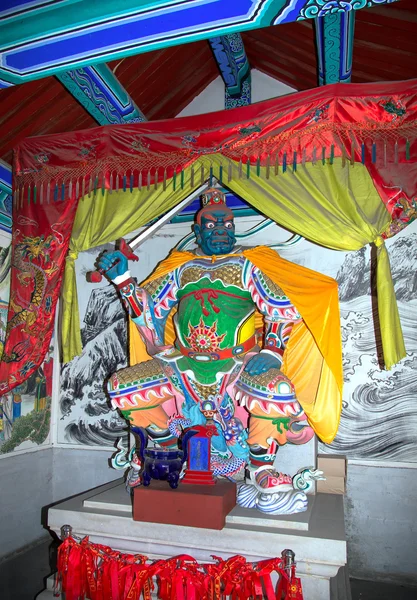 Dharmapala (protector del dharma), templo Buddhist en Beijing, China. Dharmapala es un tipo de deidad iracunda . — Foto de Stock