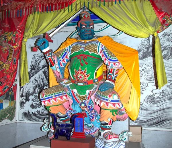 Dharmapala (protetor do dharma), templo budista em Pequim, China. Dharmapala é um tipo de divindade irada . — Fotografia de Stock