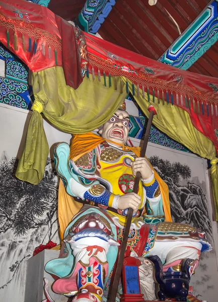 Dharmapala (beskyddare av dharma), buddhistiska tempel i Peking, Kina. dharmapala är en typ av vreda gudom. — Stockfoto