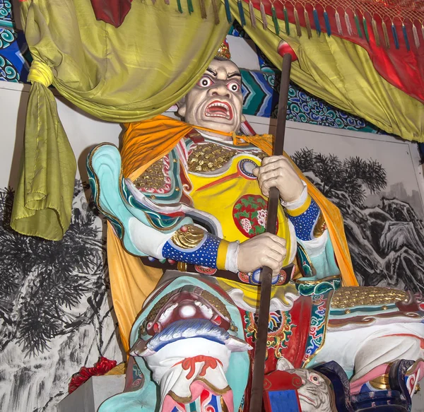 Dharmapala (protector del dharma), templo Buddhist en Beijing, China. Dharmapala es un tipo de deidad iracunda . — Foto de Stock